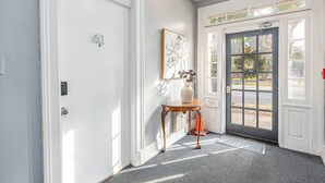 Unclassified image, 5 of 17, button - Location! Perfect Downtown Savannah Couples Getaway 1 bed 1 bath (Savannah)