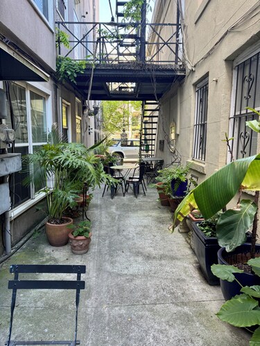 Location! Perfect Downtown Savannah Couples Getaway 1 bed 1 bath