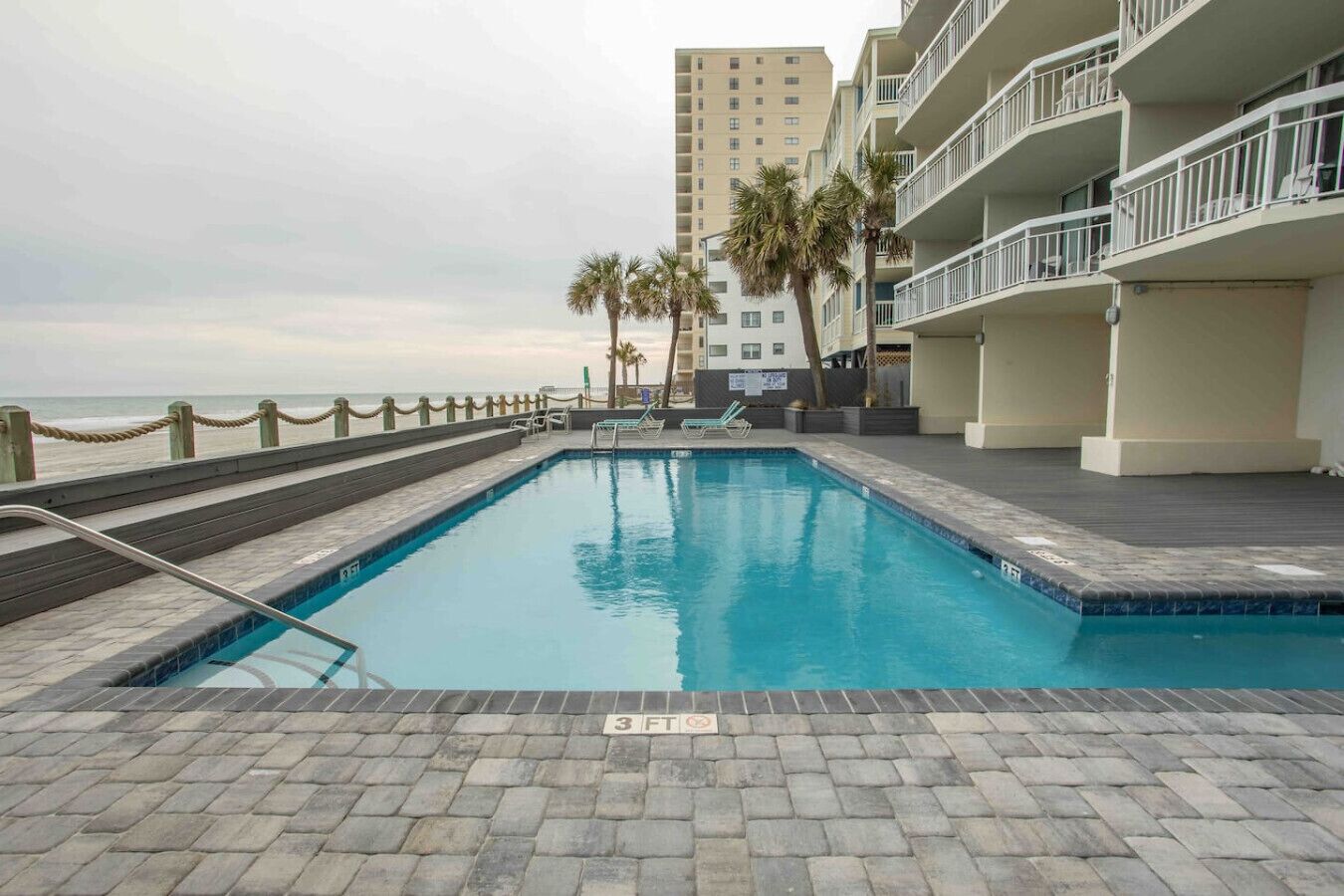 Innendørsbasseng og et oppvarmet basseng