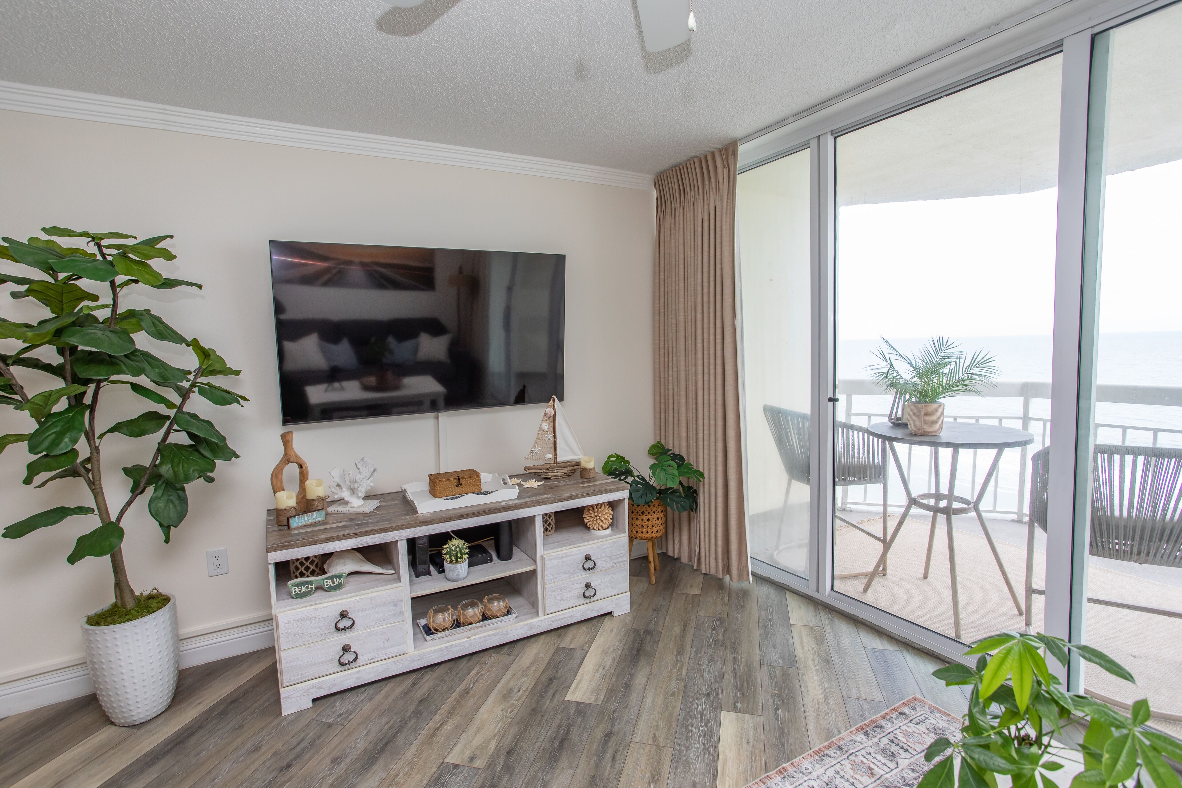 Älytelevisio, DVD-soitin, kirjoja