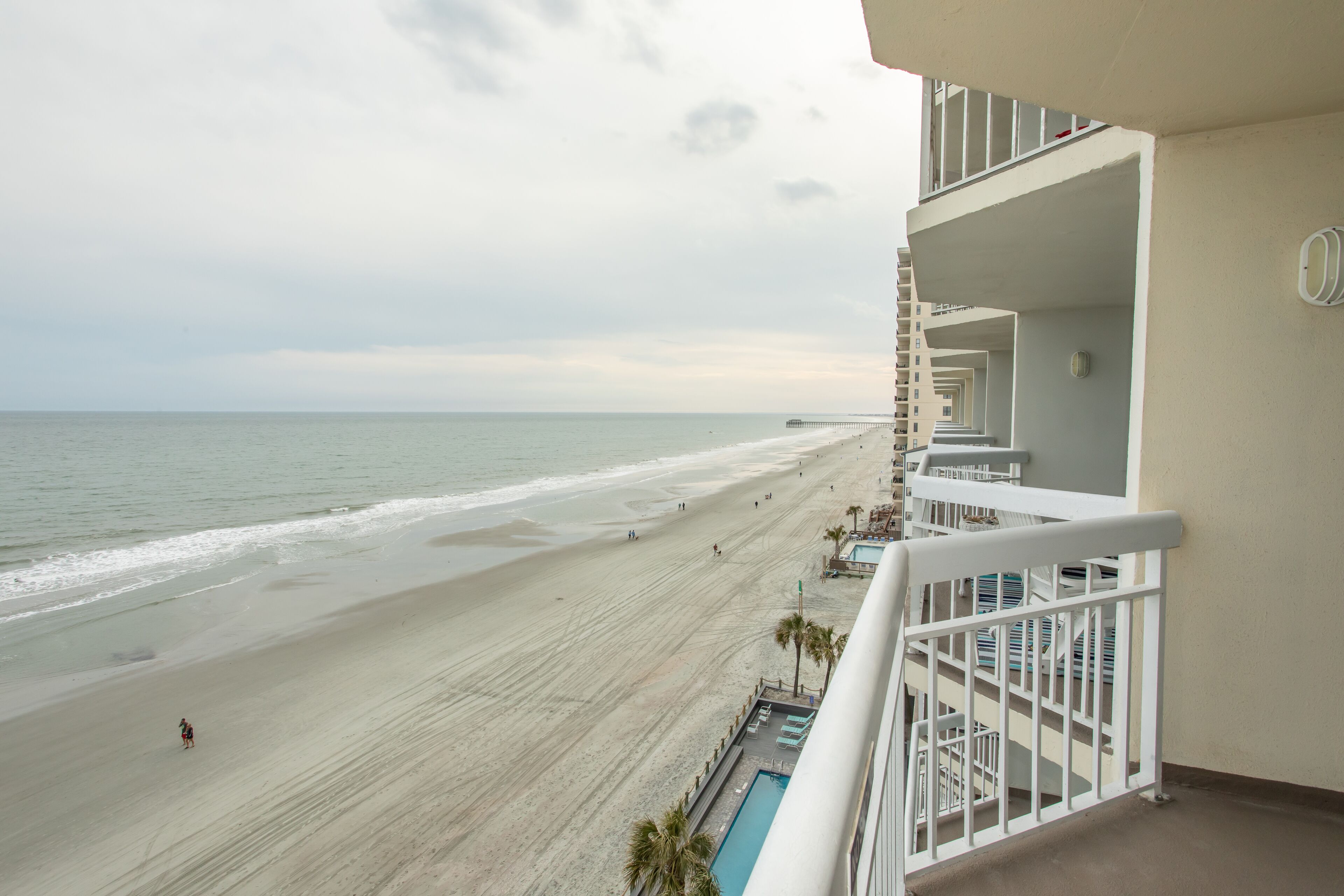 Rannalla, aurinkotuoleja