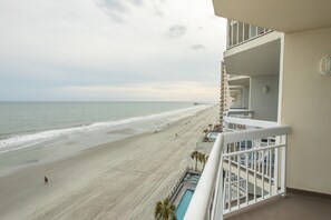 En la playa, sillas reclinables de playa