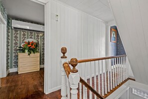 Interior - Windsor House - In town historic charm (Chincoteague Island)