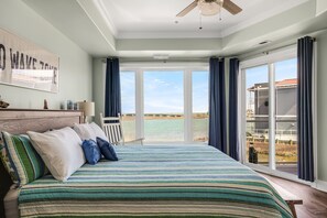 3 bedrooms, desk, iron/ironing board, WiFi - Sunset Bay Villa 221 - Waterfront, Pool, Gym! (Chincoteague Island)