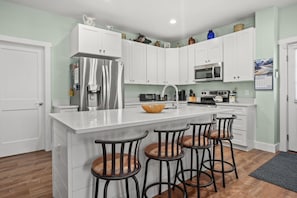 Geladeira, micro-ondas, fogão, cooktop