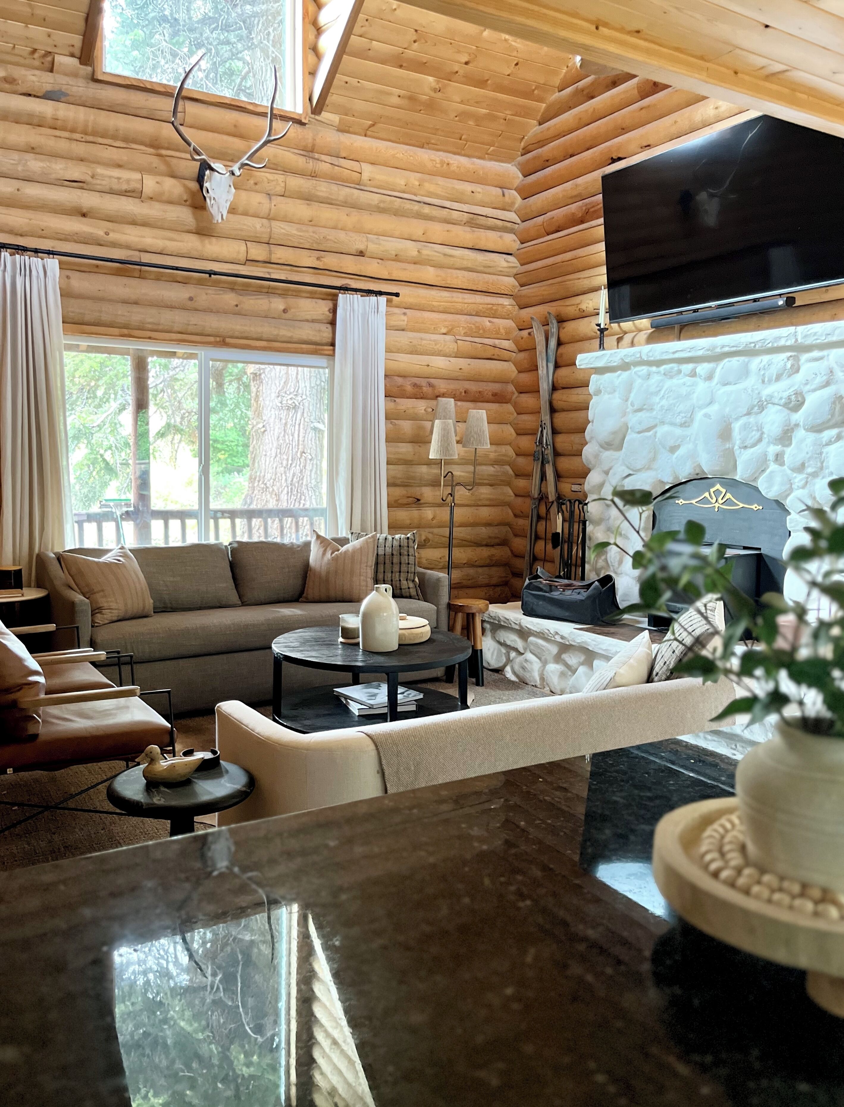 Smart-TV, Kamin, Videospiele, Tischtennisplatte