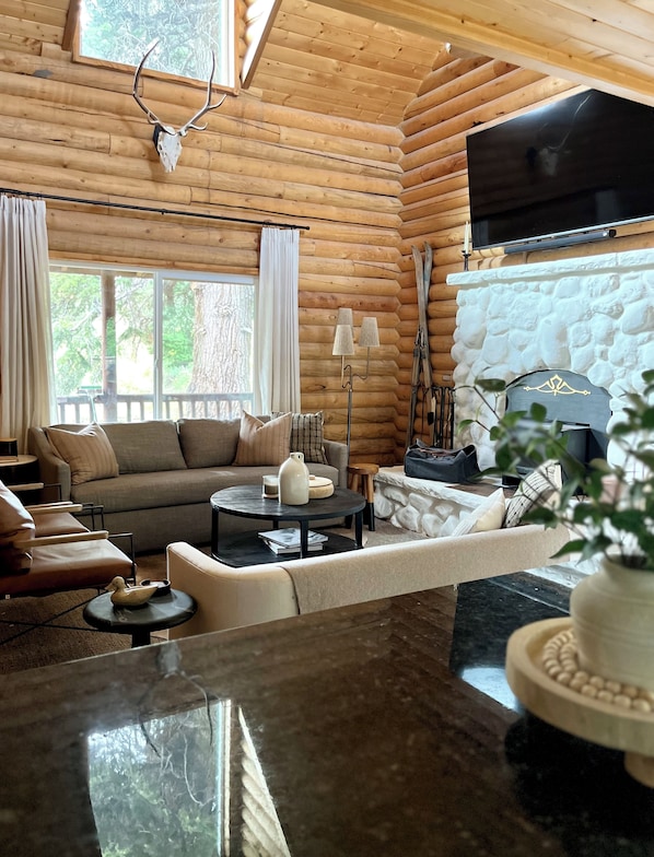 Smart TV, chimenea, videojuegos, mesa de ping pong