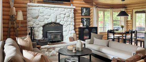 Smart TV, caminetto, videogiochi, tavolo da ping pong