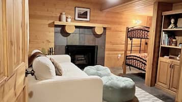 4 bedrooms, desk, iron/ironing board, travel crib