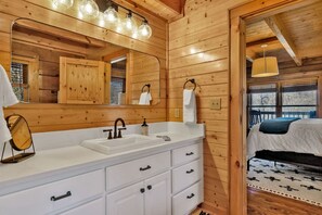 3 habitaciones, escritorio y tabla de planchar con plancha