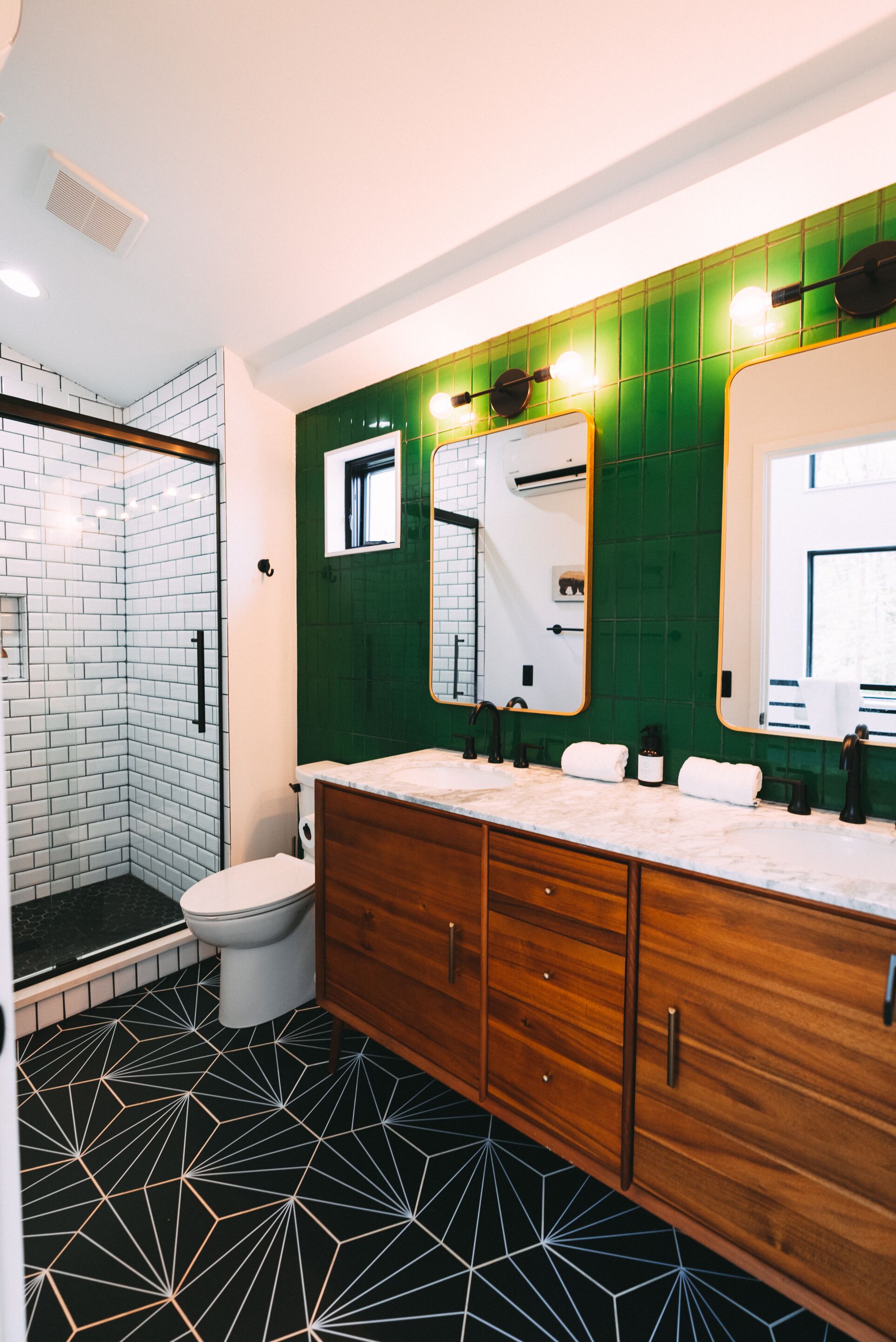 Un bagno moderno con doccia, WC e lavabo.