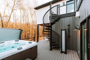 Outdoor spa tub - The Rohe Block | Luxury Modern Cabin (South Bloomingville)