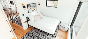 The Rohe Block  | Hocking Hills, Luxury Cabin