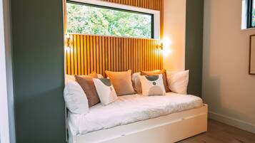 3 bedrooms, WiFi (free), bed sheets