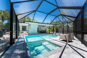 A heated pool - 🐬NO DAMAGES, ACCEPTING BOOKINGS, New Private Heated Pool and Hot Tub🐬 (Englewood)