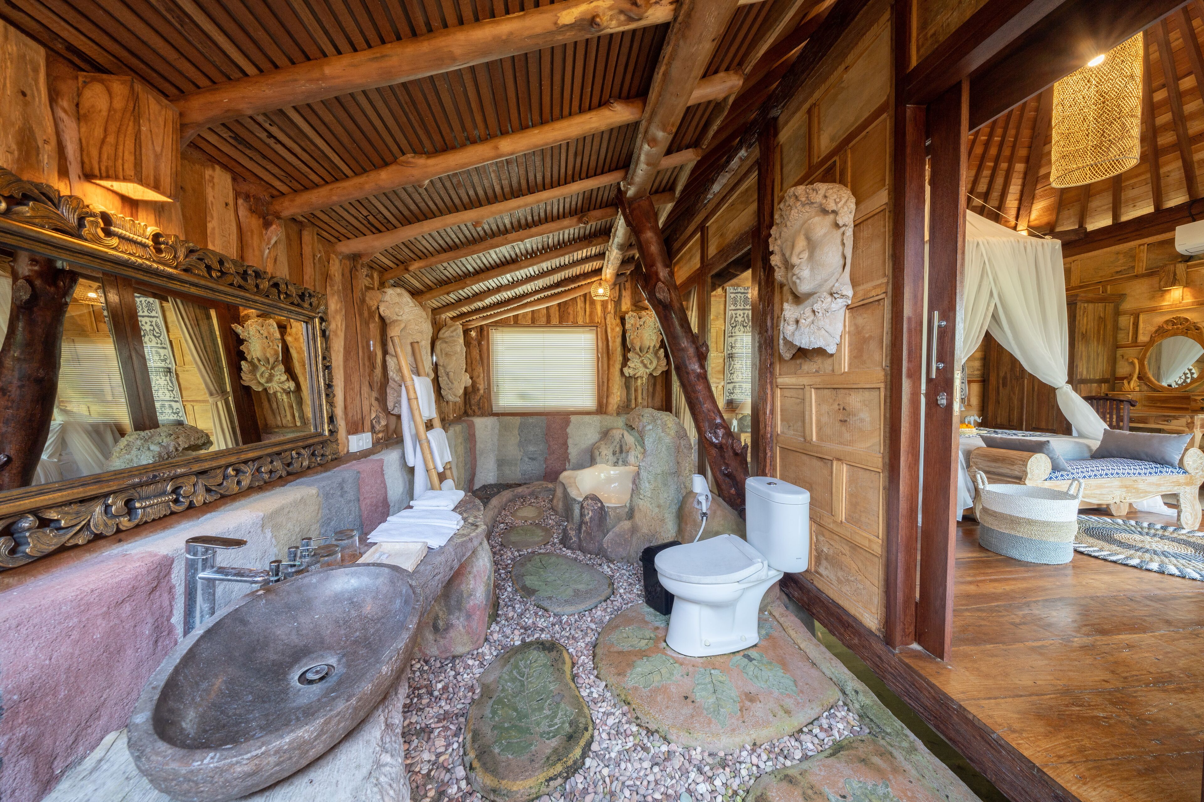 Basic Room | Bathroom | Separate tub and shower, rainfall showerhead, free toiletries