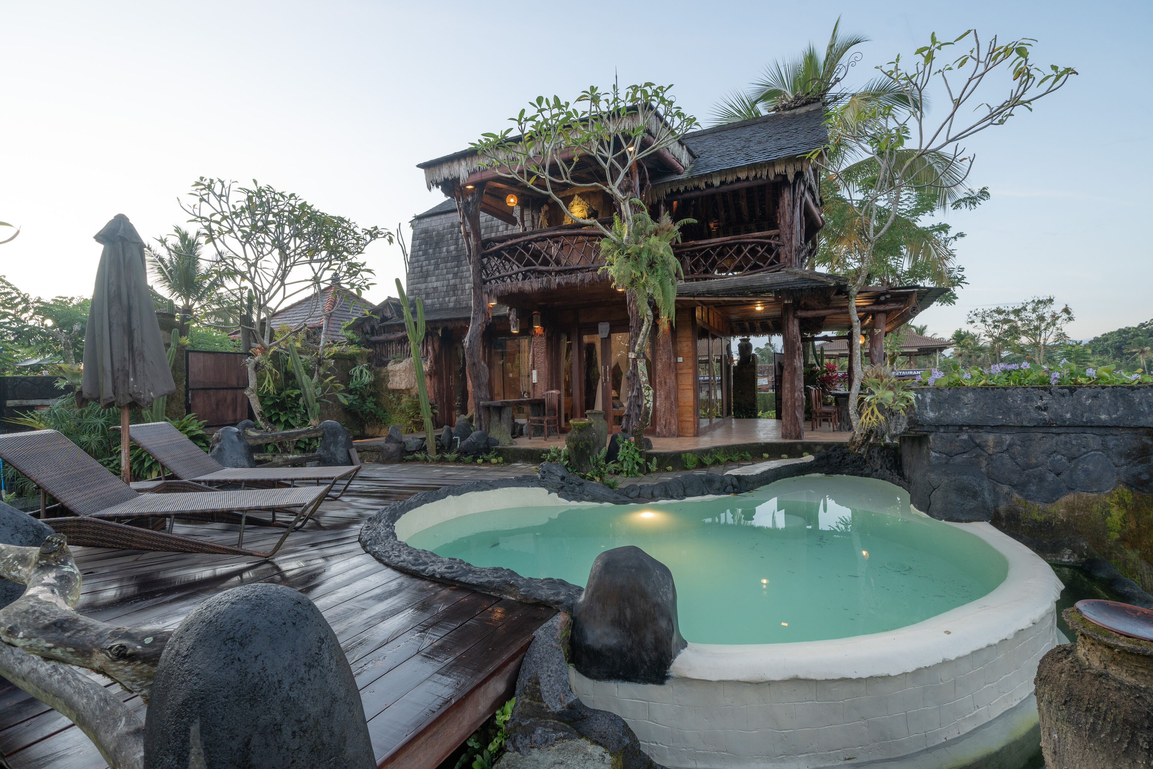 Escritorio, wifi gratis y ropa de cama 