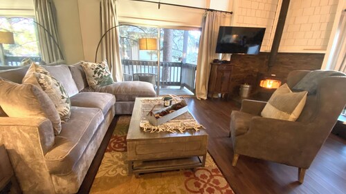 NEW!Amazing Location! Ski, Hike & Soak.. Repeat. 3 bedroom/3 Bath Mammoth Condo