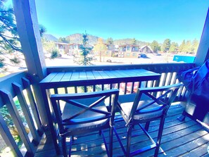 Outdoor dining - NEW!Amazing Location! Ski, Hike & Soak.. Repeat. 3 bedroom/3 Bath Mammoth Condo (Mammoth Lakes)