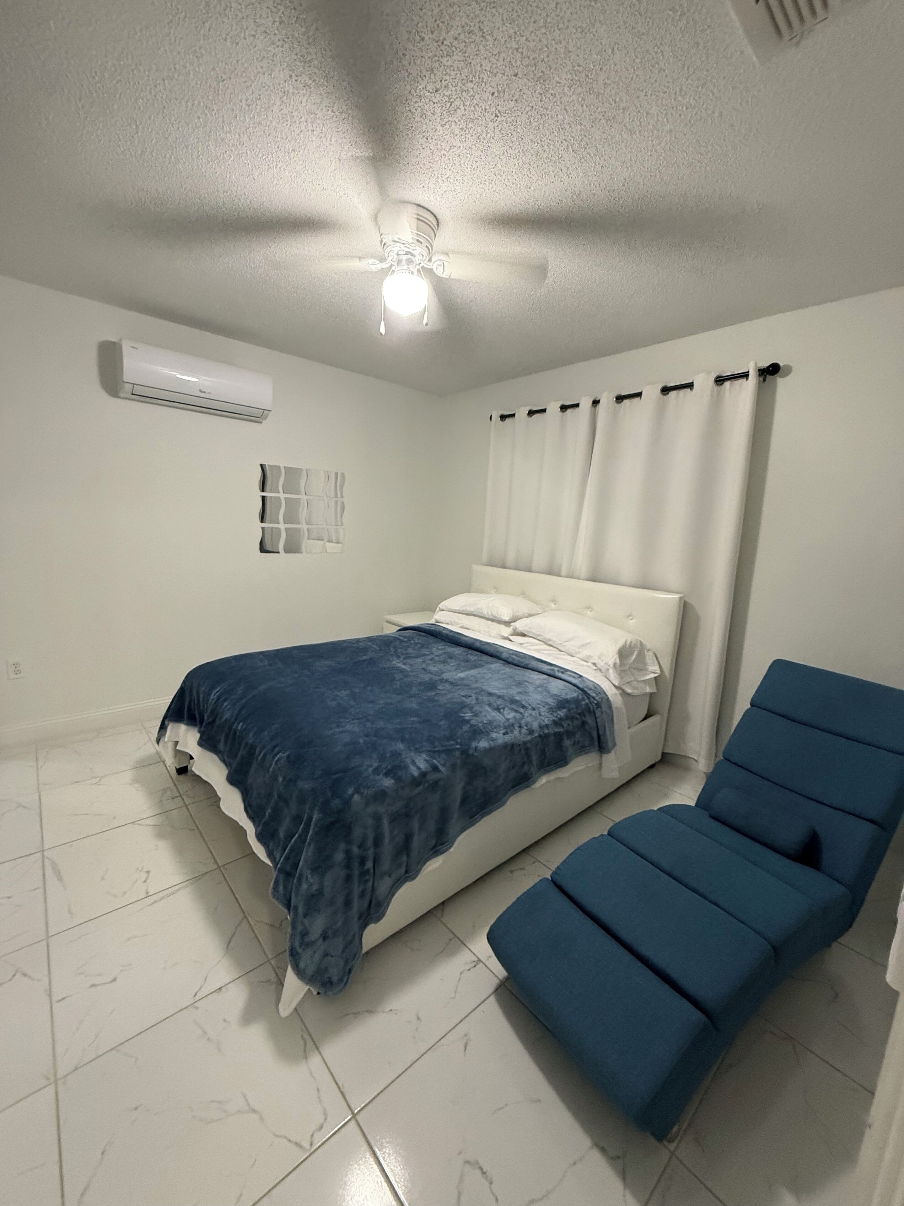 1 slaapkamer, een kluis op de kamer, een strijkplank/strijkijzer