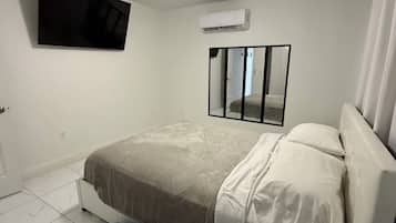 1 sovrum, värdeförvaringsskåp på rummet och strykjärn/strykbräda