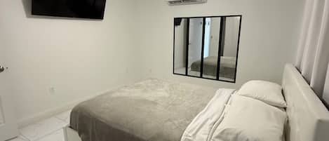 1 bedroom, in-room safe, iron/ironing board, free WiFi