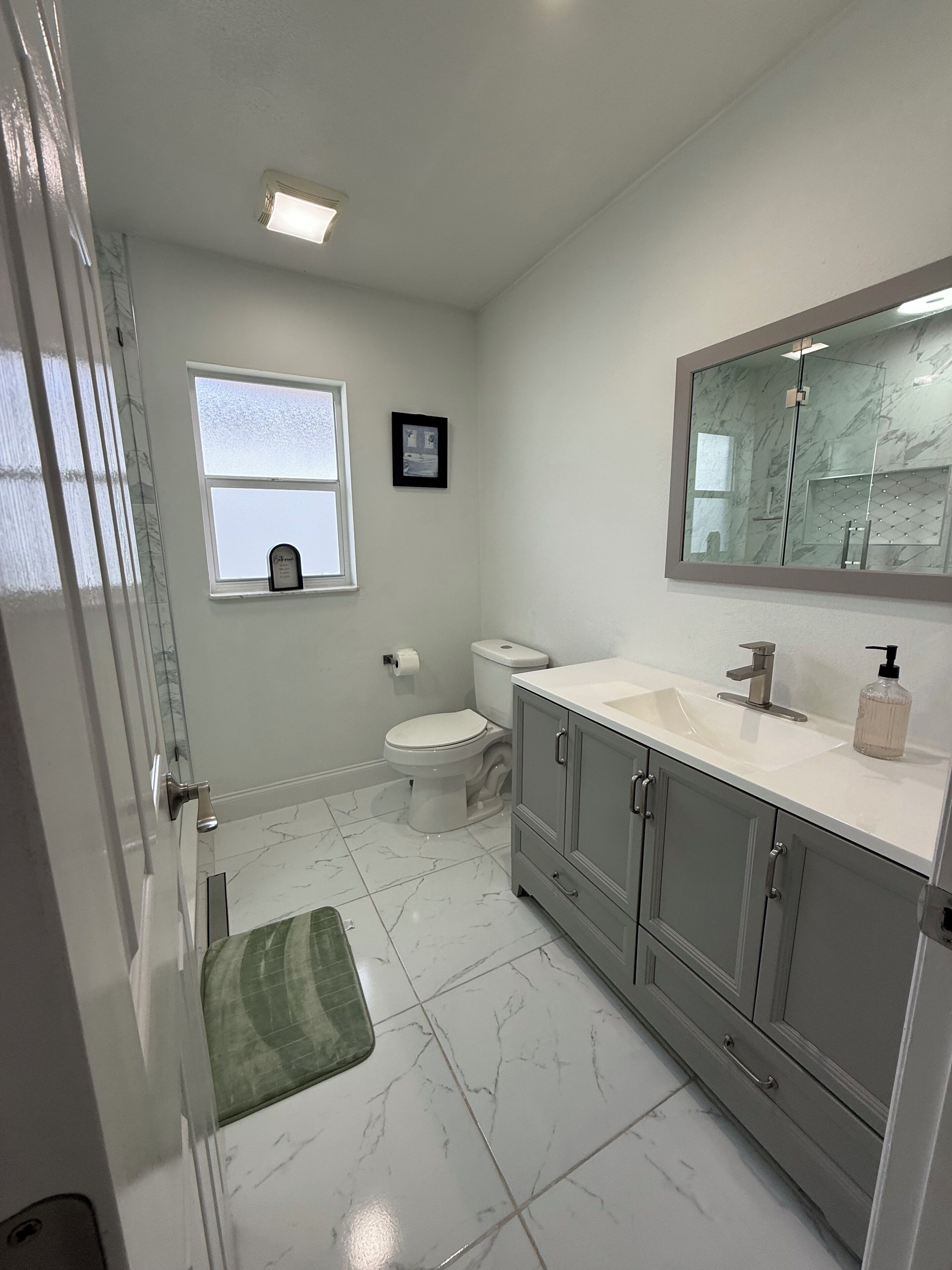 Hårtork, handdukar, tvål och schampo