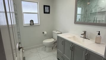 Hårtork, handdukar, tvål och schampo