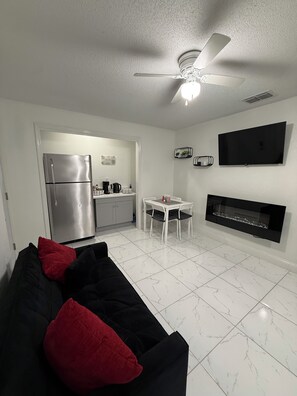 Smart TV, fireplace - Cozy little apartment in Sprin Hill! (Spring Hill)