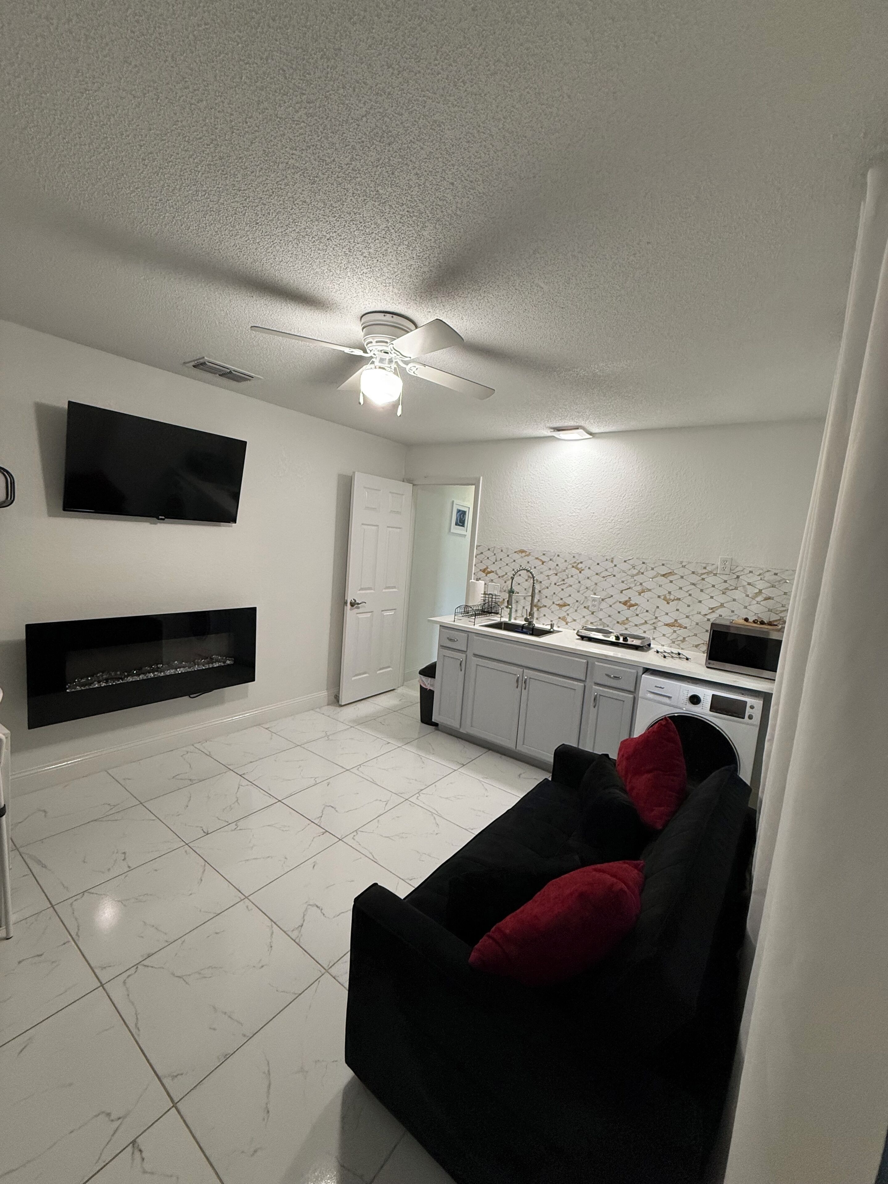 Een smart-tv en een open haard