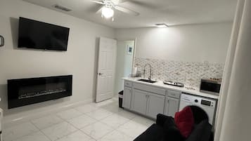 Een smart-tv en een open haard