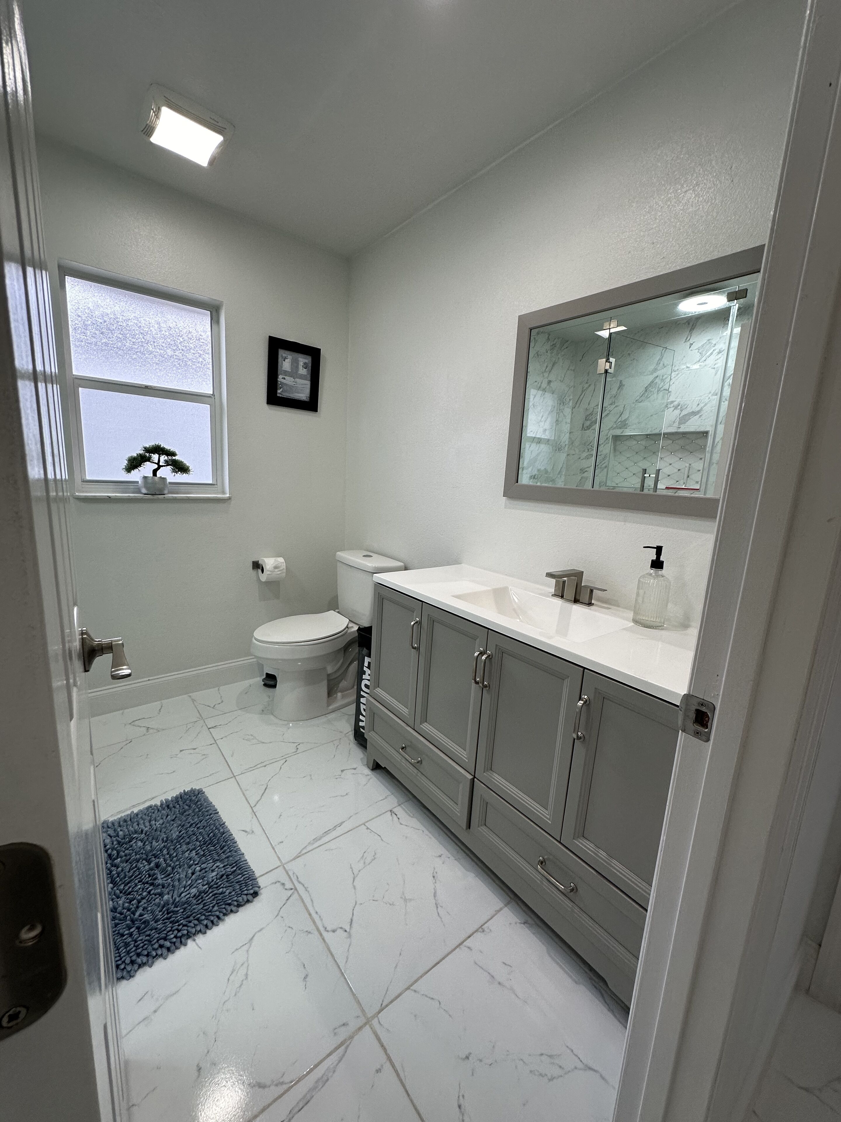 Sèche-cheveux, serviettes fournies, savon, shampoing