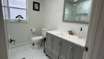 SĂšche-cheveux, serviettes fournies, savon, shampoing