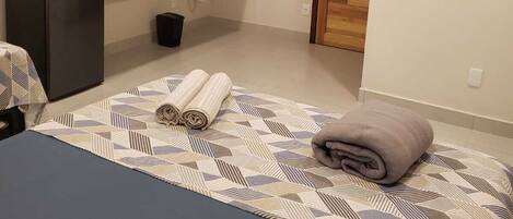 8 bedrooms, WiFi, bed sheets