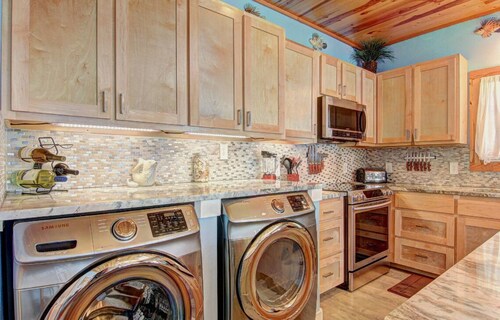 Private Heated Pool and 2 Golf Carts Included, Pet Friendly