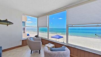 Condo (2 Bedrooms) | Front of property