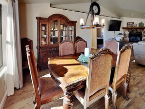 Ferienhaus, Mehrere Betten, Terrasse, Bergblick | Speisen