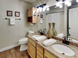 Ferienhaus, Mehrere Betten, Terrasse, Bergblick | Badezimmer