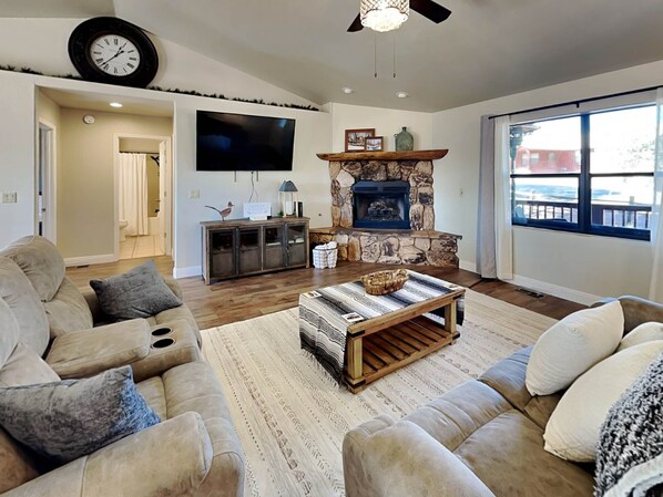 Ferienhaus, Mehrere Betten, Terrasse, Bergblick | Wohnbereich