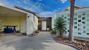 Studio (3 Bedrooms) | Property amenity