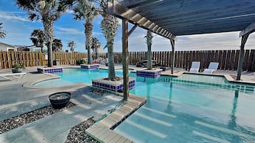Studio (3 Bedrooms) | Front of property