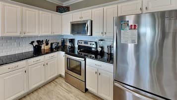 Condo, varias camas, acceso a la alberca, vista a la playa (#3-202) | Cocina privada | Refrigerador, microondas, horno y parrilla de estufa