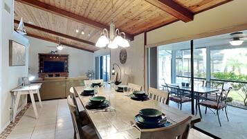 House, Multiple Beds, Pool Access, Pool View | Dining