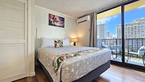 1 bedroom, desk, iron/ironing board, free WiFi - ๐ 12th Floor Queen Studio in Waikiki w/Gorgeous Pool & Spa (Honolulu)