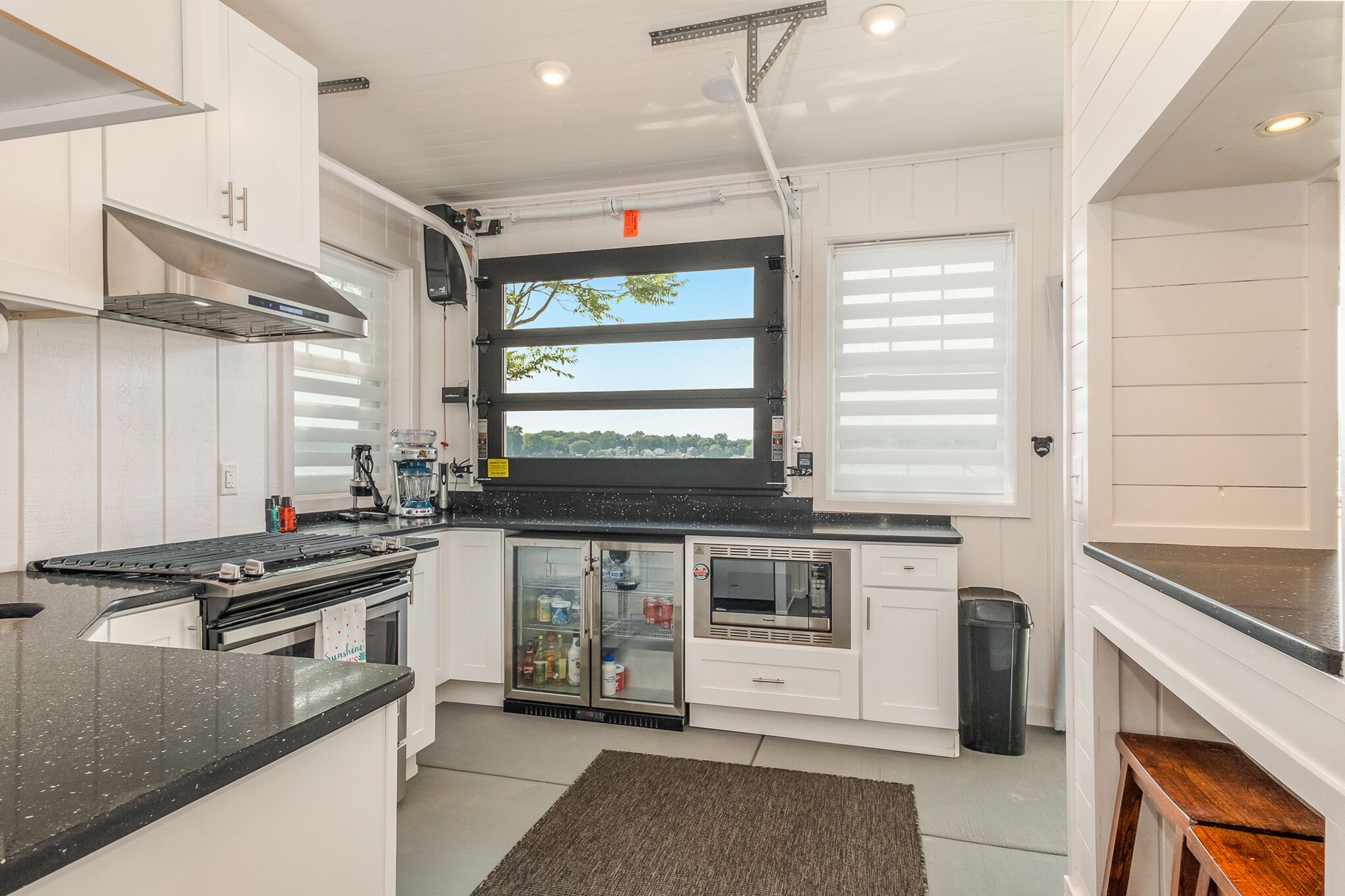 Luxury Lakeside Oasis - king bed! Sleeps 8.