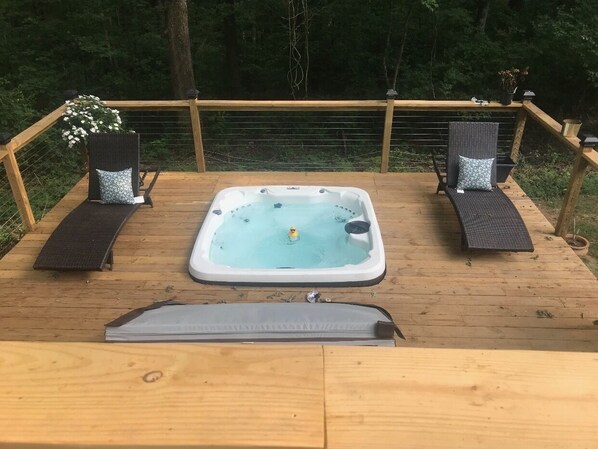 Outdoor spa tub