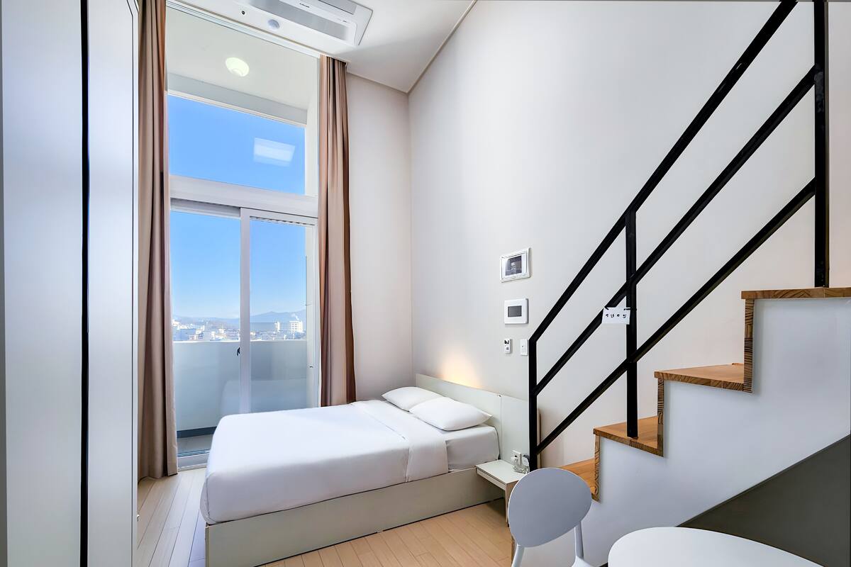 Bella Duplex Bed | Sengetøy av topp kvalitet, senger med overmadrass og blendingsgardiner
