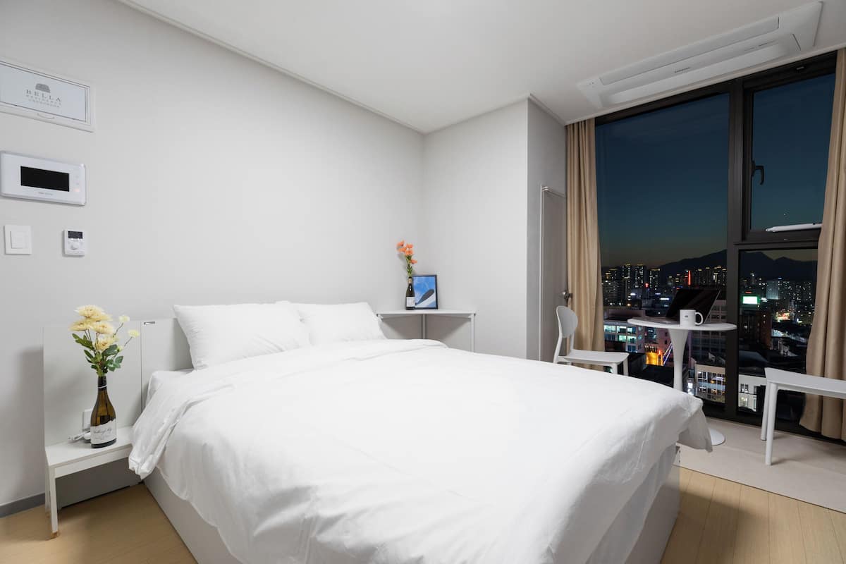 1 bedroom, premium bedding, pillow-top beds, blackout curtains