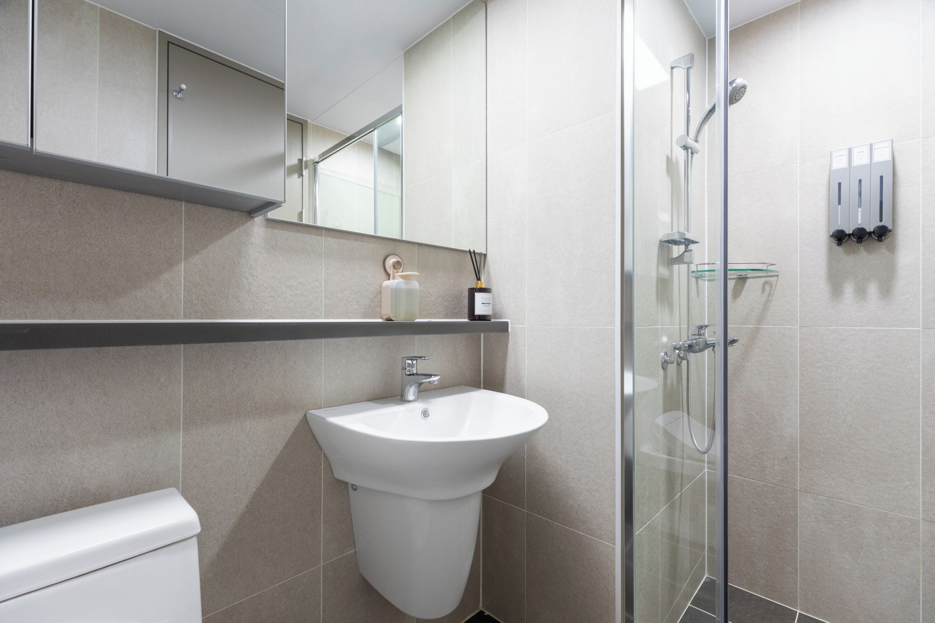 Shower, hair dryer, slippers, bidet