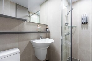 Shower, hair dryer, slippers, bidet - Chuncheon Bella Residence Hotel (Chuncheon)